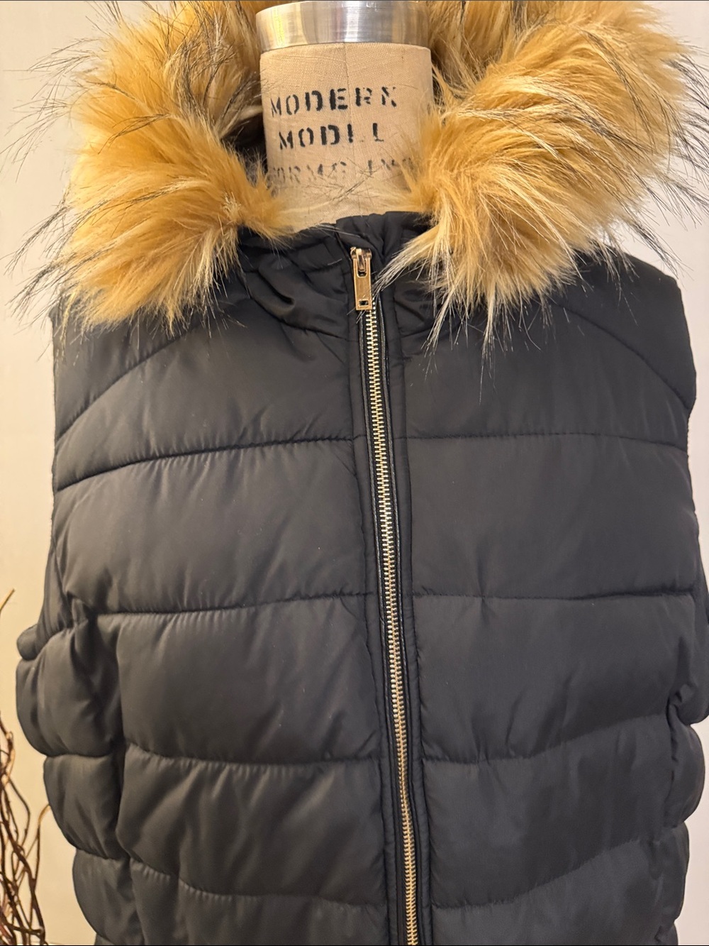 CB Woman Black Quilted Puffer Vest with Faux Fur Trim - Picture 2 of 6